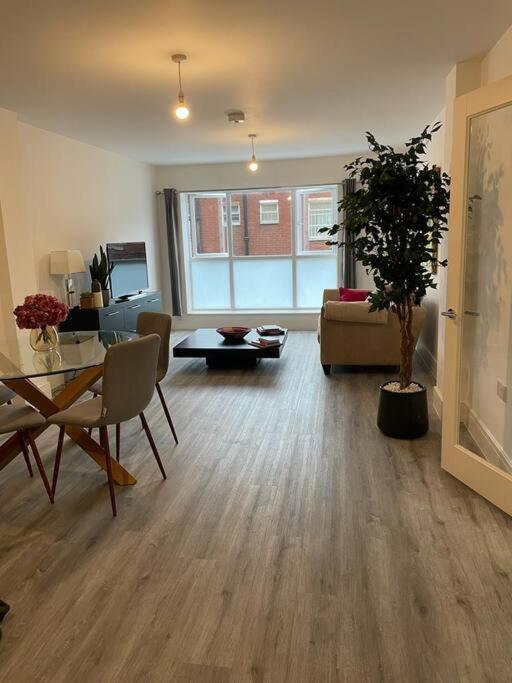 Stunning And Spacious 2Bed Flat In Central Woking Luaran gambar