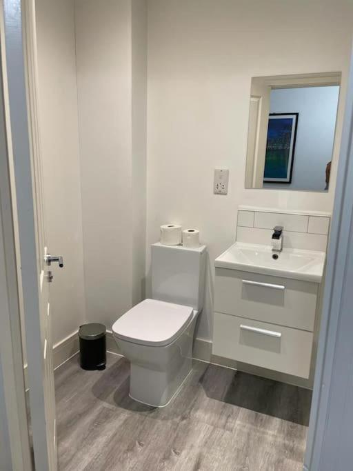 Stunning And Spacious 2Bed Flat In Central Woking Luaran gambar