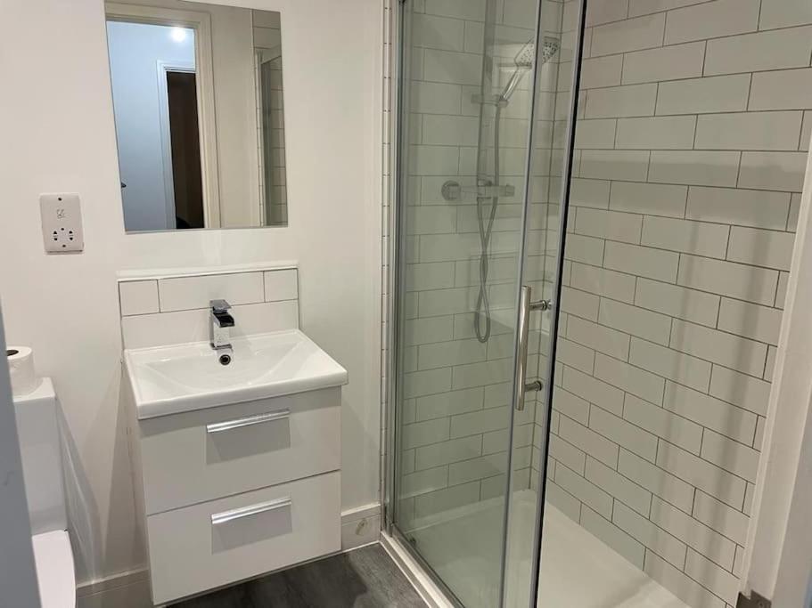 Stunning And Spacious 2Bed Flat In Central Woking Luaran gambar