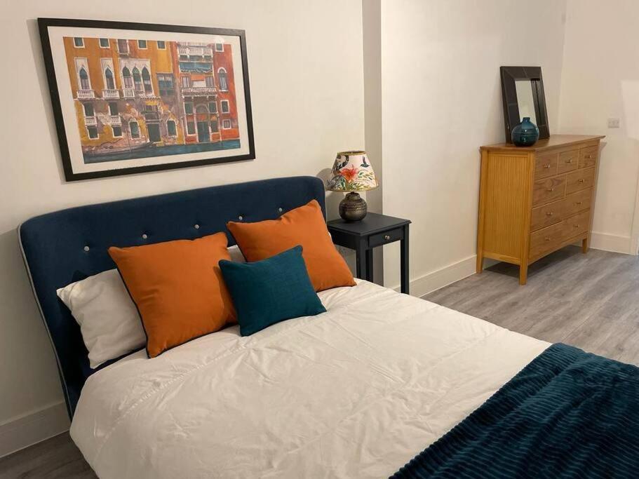 Stunning And Spacious 2Bed Flat In Central Woking Luaran gambar
