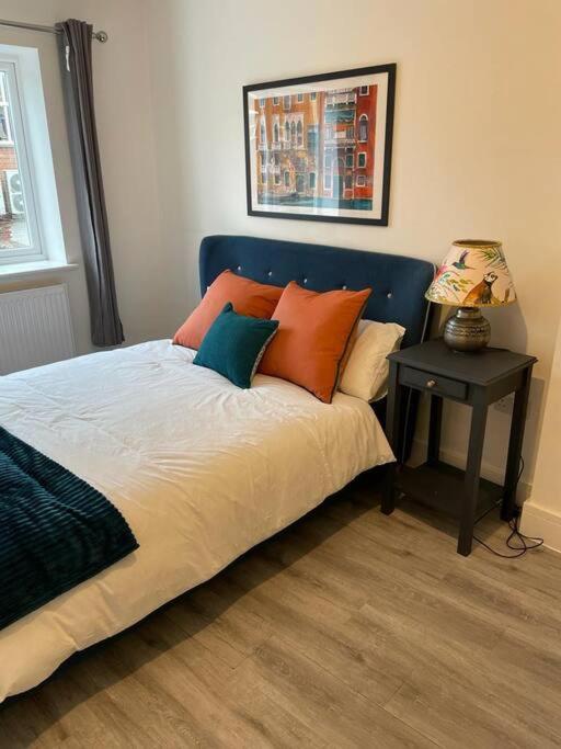 Stunning And Spacious 2Bed Flat In Central Woking Luaran gambar