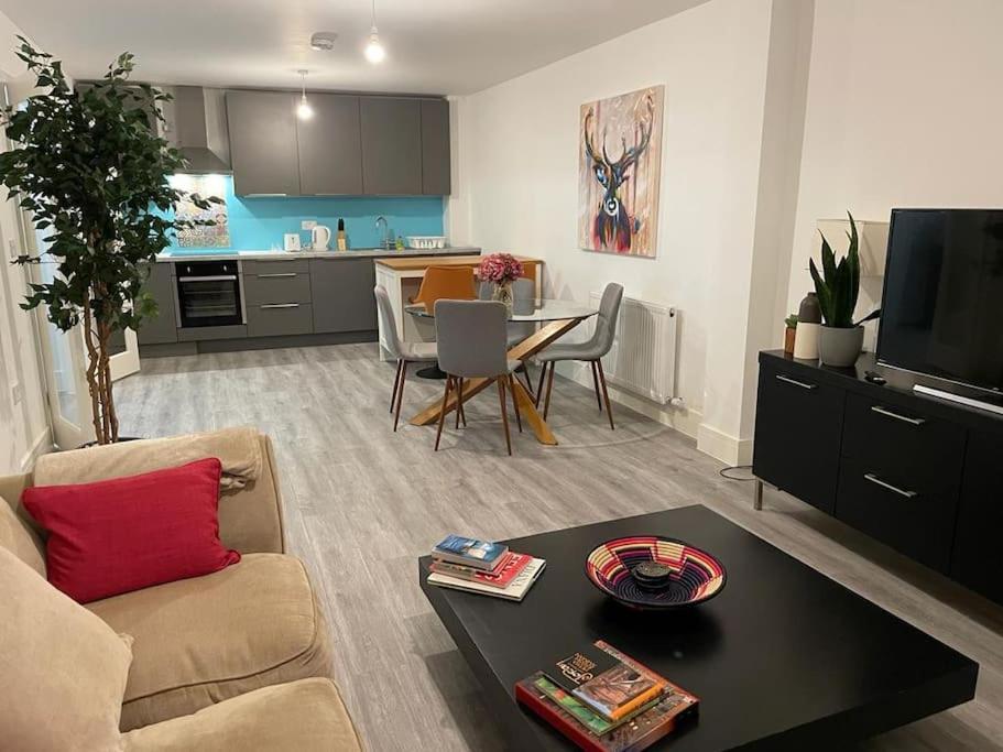 Stunning And Spacious 2Bed Flat In Central Woking Luaran gambar