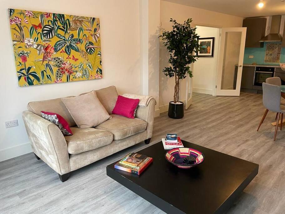 Stunning And Spacious 2Bed Flat In Central Woking Luaran gambar