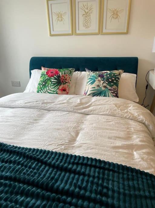 Stunning And Spacious 2Bed Flat In Central Woking Luaran gambar